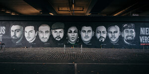 Das Graffito "Rassismus tötet" unter der Friedensbrücke in Frankfurt.