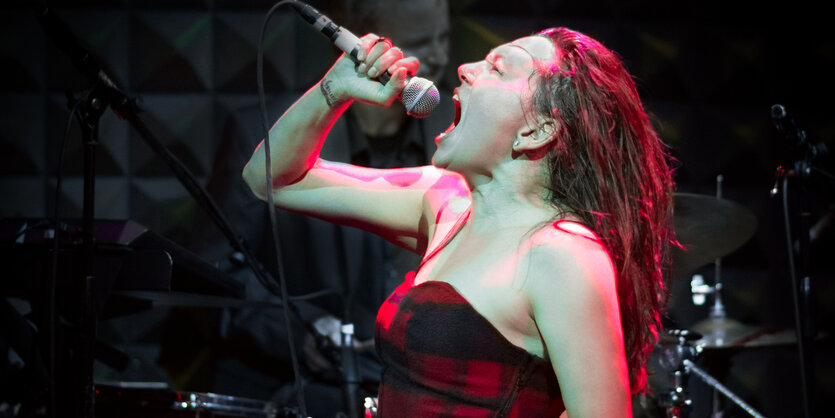 Tanya Tagaq singt oder schreit in ein Mikrofon