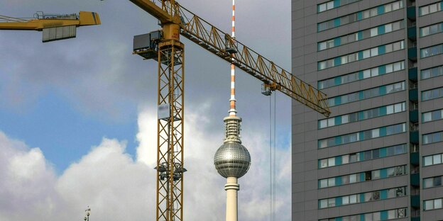 Baustelle vor dem Berliner Fernsehturm am Alexanderplatz