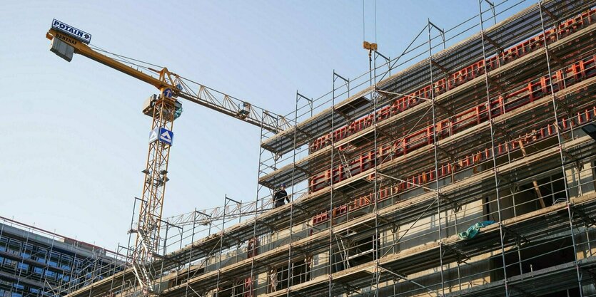 Eine große Baustelle ist auf dem ehemaligen Gelände des Kunsthauses Tacheles an der Oranienburger Straße zu sehen.