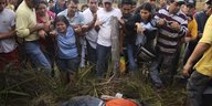 2012 in Curuguaty: Landlose stehen um die Leiche eines erschossenen Compañeros.