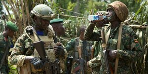 Ugandische Soldaten in Flecktarn im Wald
