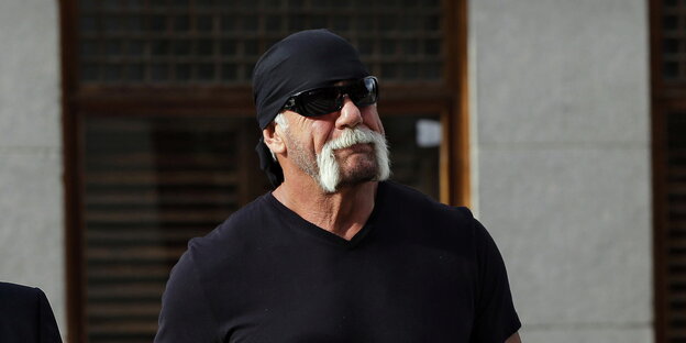 Hulk Hogan in schwarzem T-Shirt und mit Kopftuch