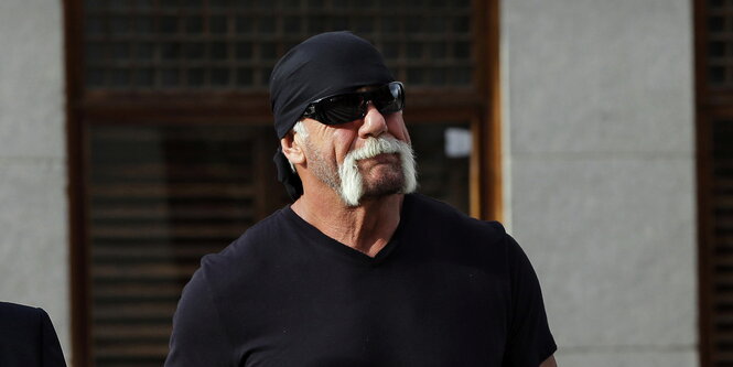 Hulk Hogan in schwarzem T-Shirt und mit Kopftuch