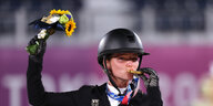 Julia Krajewski küsst ihre Goldmedaille