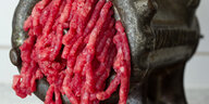 Rindfleisch durch einen Fleischwolf gedreht