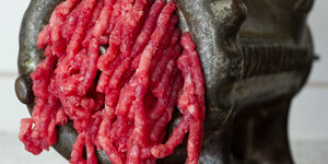 Rindfleisch durch einen Fleischwolf gedreht
