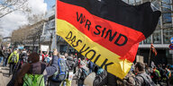 Eine Deutschlandfahne bei einer Demonstration.