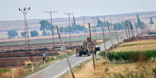 Türkische Militärfahrzeuge patroullieren an der Grenze zu Syrien.