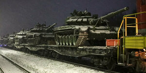 Panzer auf einem Transportzug.