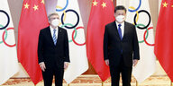 Xi Jinping und Thomas Bach vor den Fahnen des IOC und Chinas
