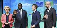 EU-Kommissionspräsidentin von der Leyen, Präsident des Senegals Sall, Präsident von Frankreich Macron, Präsident des Europäischen Rats Charles Michel bei einer Pressekonferenz.
