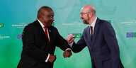 Südafrikas Präsident Ramaphosa und EU-Ratspräsident Michel begrüßen sich.