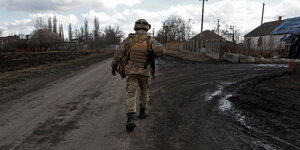 Ein Soldat der ukrainischen Armee läuft einen Weg in der nähe der Grenze