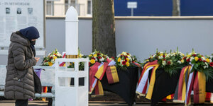 Freunde der Opfer beten bei einer offiziellen Gedenkstunde auf dem Friedhof in Hanau am zweiten Jahrestag für die Opfer der rassistisch motivierten Anschläge von Hanau im Jahr 2020.