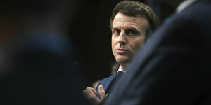 Emmanuel Macron mit verschränkten Armen und finsterem Blick