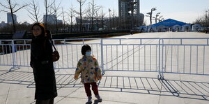 Draufsicht auf ein geschlossenes Olympia: Pekinger stehen vorm Nationalstadion.