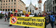 Ein Demoplakat mit der Aufschrift Atomwaffen raus aus Deutschland