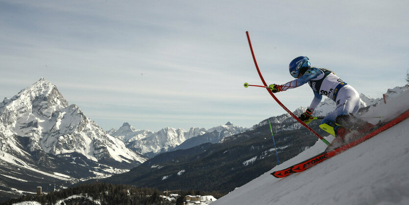 Drehungen vor Dolomiten: Mikaela Shiffrin kurvt auf den Pisten von Cortina d'Ampezzo herum.