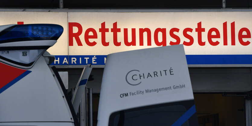 Ein Krankenwagen steht mit geöffneten Türen vor der Rettungsstelle der Charité