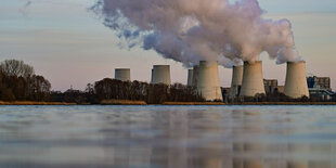 Brandenburg, Jänschwalde: Wasserdampf steigt vor Sonnenuntergang aus den Kühltürmen des Braunkohlekraftwerks Jänschwalde der Lausitz Energie Bergbau AG (LEAG).