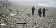 Trümmer liegen am Strand von Bracklesham Bay. Der Sturm «Eunice» hat in Großbritannien das öffentliche Leben teilweise lahmgelegt und Zerstörung angerichtet.
