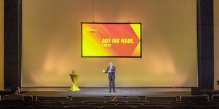 Christian Lindner steht auf einer großen Bühne