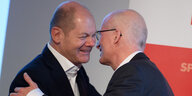 Kanzler Scholz und Hamburgs Bürgermeister Tschentscher umarmen sich