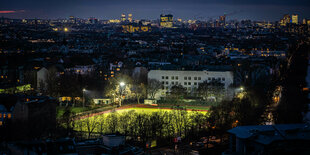 Sportplatz nachts mit Flutlicht