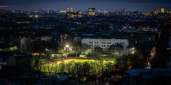 Sportplatz nachts mit Flutlicht