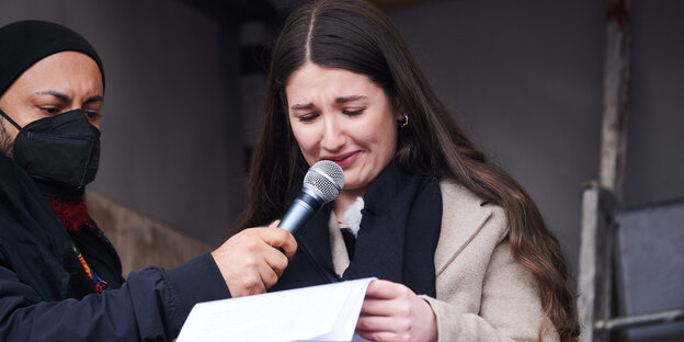 Die 17-Jährige Dilan Sözeri spricht bei einer Kundgebung. Sie ist den Tränen sichtlich nahe