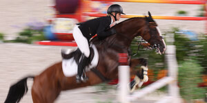 Julia Krajewski springt auf ihrem Pferd Amande de B`Neville über ein Hindernis.