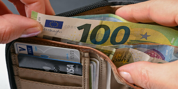 Eine Geldbörse mit einem 100 Euro-Schein
