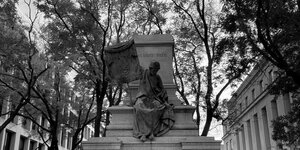 Leerer Sockel einer Statue des Brigadegeneral Albert Pikes am Judiciary Square in Washington, DC; Am Fuß des Sockels sitzt eine Statue der Goddess of Masonry (Götting der Freimaurerei)