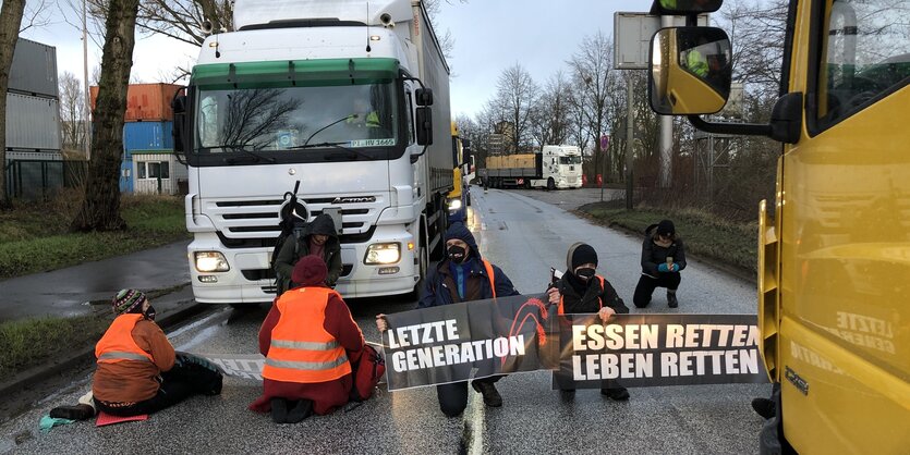 Vier Aktivisten und ein LKW.