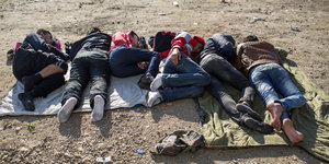 Serbische Flüchtlinge schlafen im Freien auf Decken