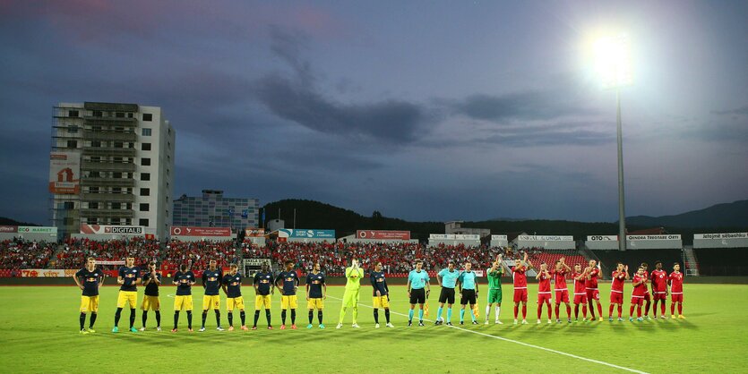 Großaufnahme vom Stadion des FK Partizani Tirana vor Beginn eines Spiels