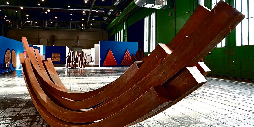 Kunstwerk von Bernar Venet in den Hangars von Tempelhof