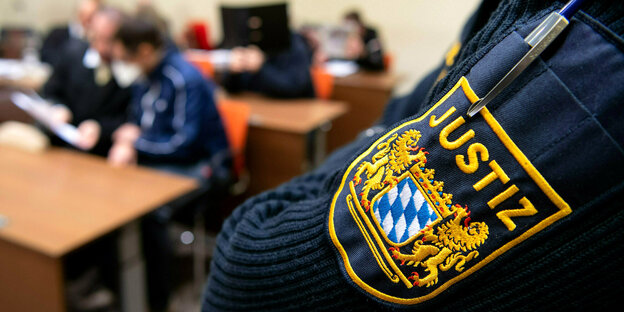 Abzeichen der bayrischen Polizei auf dem Ärmel eines Polizisten im Gerichtssaal