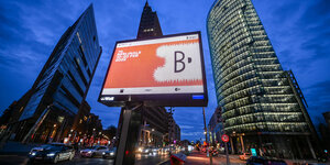 Werbung für die Berlinale vor den Hochhäusern am Potsdamer Platz