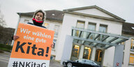 Mahnwache vor der Staatskanzlei in Niedersachsen mit einem Schild:Wir wälen eine gute Kita