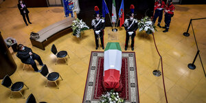 Totenwache mit Soldaten vor einem Sarg, der mit der italienischen Flagge verhüllt ist