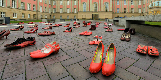 Rote Frauenschuhe sind am ·Internationalen Tag gegen Gewalt an Frauen im Innenhof des Landtages aufgestellt