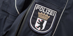Das Wappen der Berliner Polizei an einer Polizeijacke. Gegen Berliner Polizisten sind im vergangenen Jahr 17 interne Disziplinarverfahren wegen möglicher rechtsmotivierter Taten eingeleitet worden.