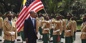 Obama wird von einer äthiopischen Ehrenformation begrüßt.