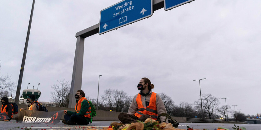 Klimaaktivsten Anfang Februar vor der Ausfahrt Beusselstraße in Berlin