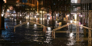 Die Große Elbstraße am Fischmarkt ist am frühen Morgen vom Wasser der Elbe komplett überflutet