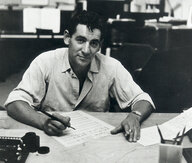 Der Dirigent und Pianist Leonard Bernstein arbeitet 1947 in seiner New Yorker Wohnung.