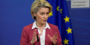 Kommissionspräsidentin Ursula von der Leyen an einem Rednerpult