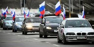 Autokolonne mit russischen Flaggen